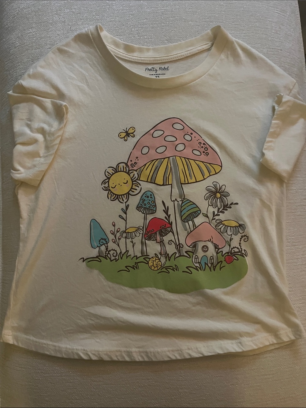 Pretty Rebel Slightly Cropped Cream Graphic Tee. Women’s XS